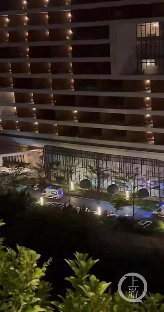 三亚海棠湾仁恒皇冠假日酒店外出现救护车。图片来源/受访者供图
