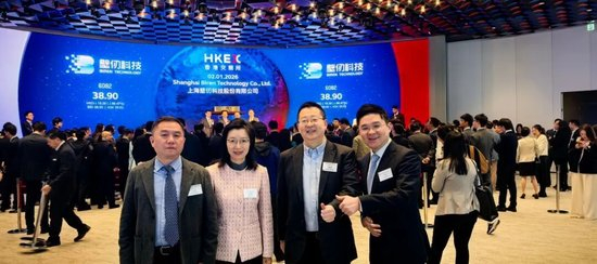 胡薇薇与交大校友合影