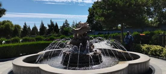 ▲天寿陵园销售人员展示的天荷园图景。