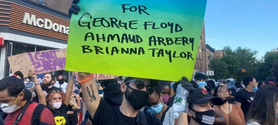 ©&nbsp;联合国新闻图片/Shirin Yaseen&nbsp;|&nbsp;美国纽约抗议种族歧视和暴力执法活动现场&nbsp;美国各地的城市，包括纽约，都在发生抗议警察暴行的抗议活动