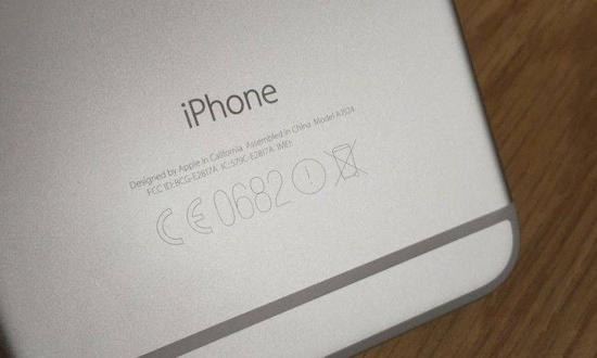 iPhone背面的 FCC 认证码 / &nbsp;图自网络，版权属于原作者