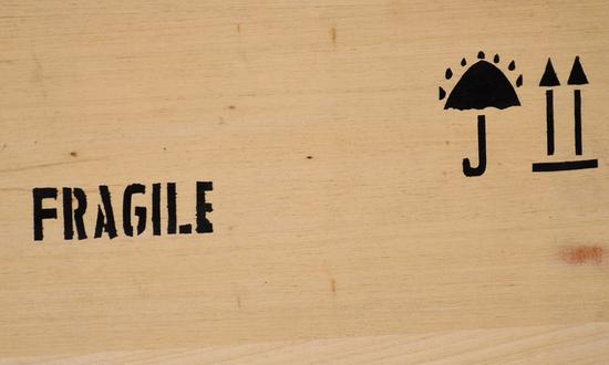 （易碎标志，图片来源：unsplash）