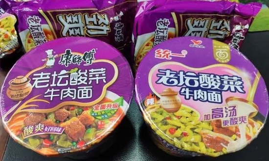 市场上出现的老坛酸菜方便面。