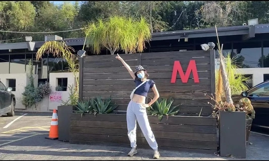 ▲李珍在洛杉矶舞室前。受访者供图