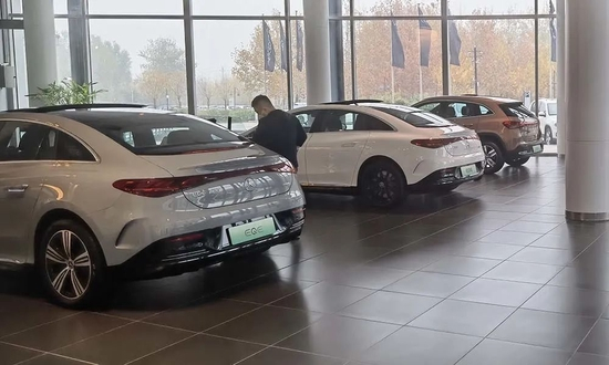 ▲一位顾客在了解EQE豪华版