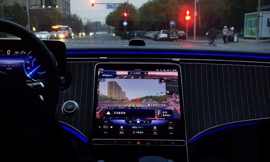 ▲傍晚EQE氛围灯效果