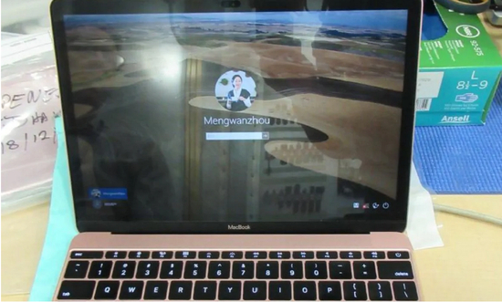 （图注：孟晚舟携带的笔记本电脑也被没收，并装入法拉第袋）