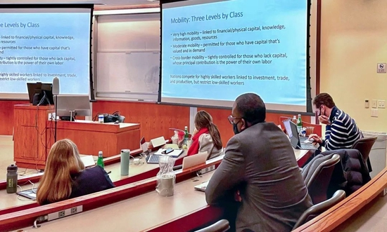 　　美国过去因为研究环境好，实验室经费与设备充足，薪资报酬也高，所以很多中国科学家选择留在美国。不过亚利桑那大学在2021年夏天开展的一项调查发现，因为担心受到美国政府的监控，每10名华裔科学家中就有4名最近考虑离开美国。摄《财经》记者金焱