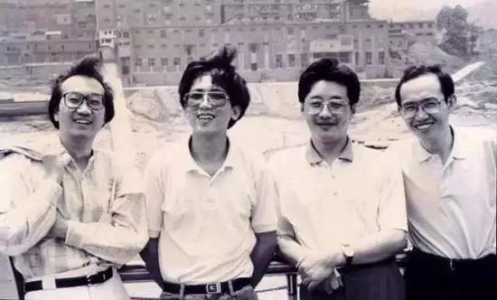 　从左至右依次为冯仑、易小迪、王功权、潘石屹。