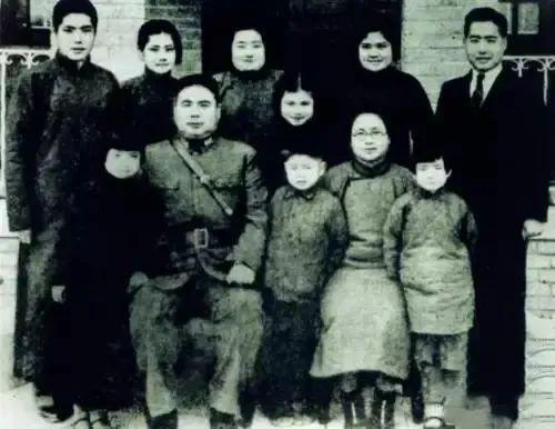  ·1936年拍摄于南京的全家福 ， 前排左起：五女颖达、冯玉祥、幼子洪达、李德全、六女晓达；中立者：四女理达；后排左起：次子洪志、三女弗矜、长女弗能、二女弗伐、长子洪国。