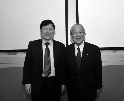 　▲ 张瑞敏与稻盛合影留念