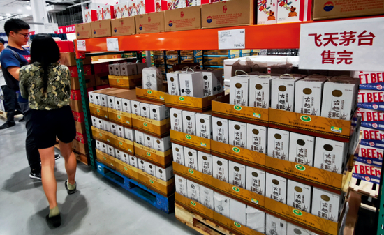 （资料图片）茅台酒经常成为被抢购的商品。图/视觉中国