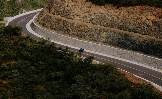 9月24日，北京市门头沟区双大路，摩托车驾驶员在山间骑行 国是直通车 陈昊星 摄