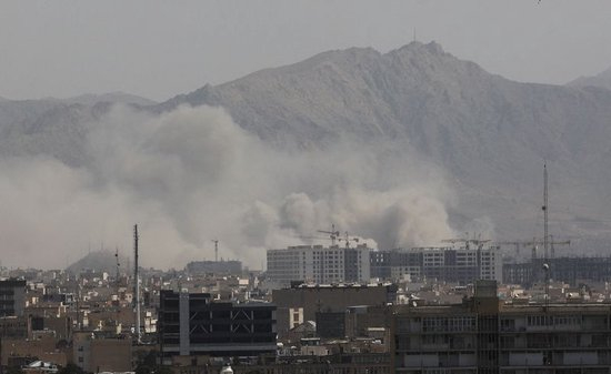 2月28日，伊朗德黑兰发生爆炸，市中心浓烟滚滚 IC photo