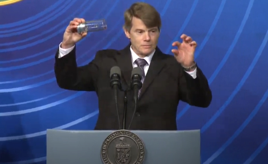 Marvin Adams 展示实验所用的环空器&nbsp; &nbsp;图片来源：美国能源部