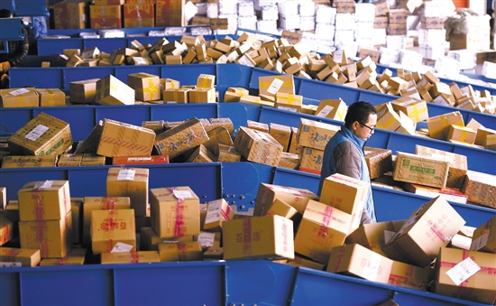  ■一家快递公司的工人在分拣快件。新华社资料照片（图文无关）
