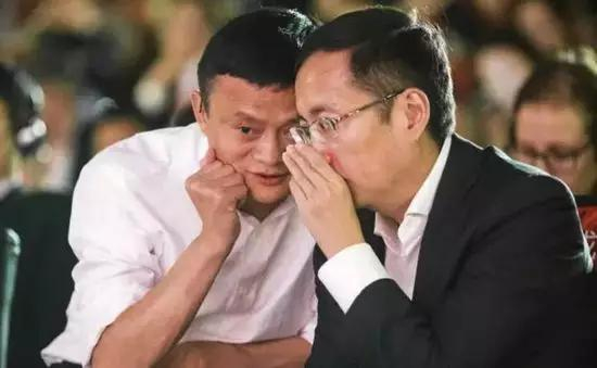 ▲马云和张勇窃窃私语