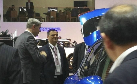 保时捷CEO在众泰展台观摩众泰SR9，表情一言难尽&nbsp;&nbsp;来源：网络