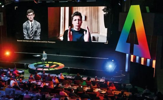 2024年5月30日，OpenAI联合创始人、首席执行官Sam Altman（右）在瑞士日内瓦出席国际电信联盟（ITU）AI for Good全球峰会。图/法新