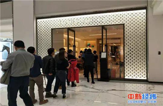 ▲11月22日中新经纬探访杜嘉班纳门店时，同商场的其他奢侈品牌店门口顾客排起了队&nbsp;中新经纬摄