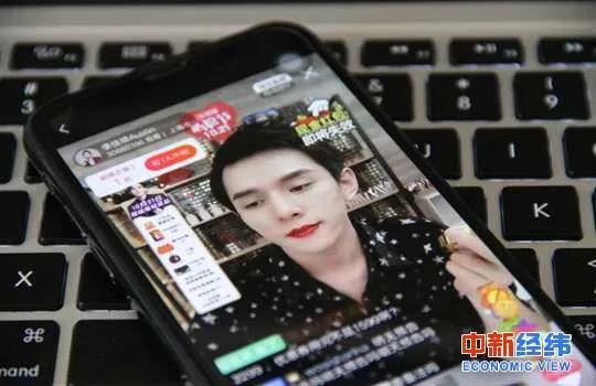  主播直播资料图