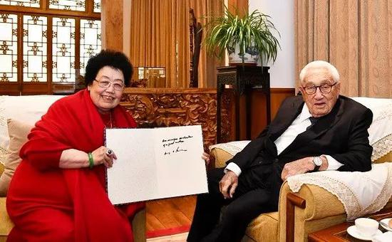 ▲&nbsp;基辛格为陈丽华题词：传奇女性，伟大壮举