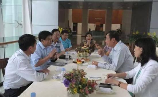 任正非与都匀一中校长胡立军等座谈