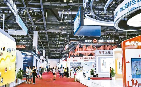 近年来，金融机构扎实做好金融“五篇大文章”，有力支持国家重大战略、经济社会发展的重点领域和薄弱环节。图为2024年7月19日拍摄的中国国际金融展，参展机构全方位、多维度地展示了金融业“五篇大文章”的创新活力与实践成果。 金融时报供图 刘志良/摄