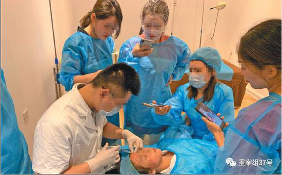 ▲6 月27 日，天津美致医疗美容诊所，培训师带领学员用生理盐水练习脸部注射，意外状况频出。期间培训老师现场为学员做微整注射项目。新京报记者&nbsp;李明&nbsp;摄