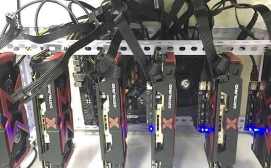  （以上为 Julian 自己组装的显卡矿机）