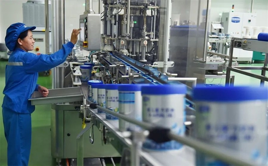  君乐宝乳业集团奶粉生产后包装车间。（资料照片）