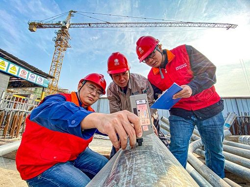 国网天津电力员工在大港500千伏工程现场使用测厚仪检测镀锌层厚度。