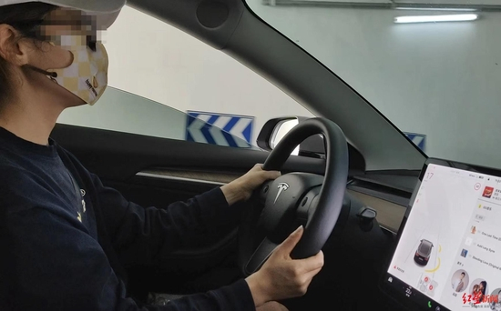 　　↑郑女士和她的特斯拉