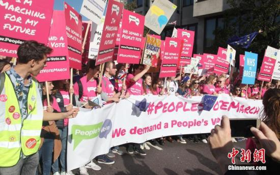 资料图：英国民众呼吁对英国脱欧最终协议举行全民投票。中新社记者 张平 摄