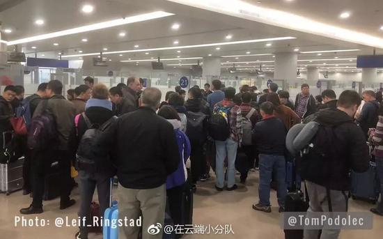 　乘客返回机场航站楼