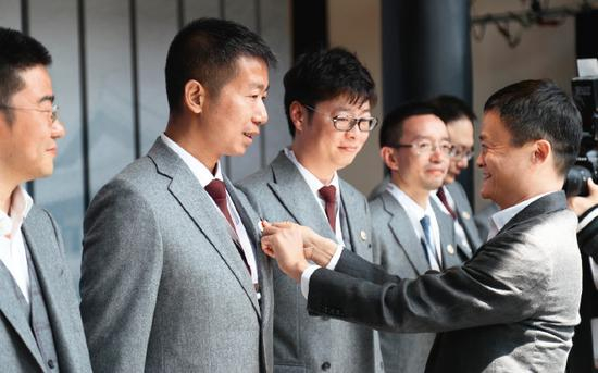 2017年3月，马云为参加开学典礼的湖畔大学第三届新生佩戴校徽。