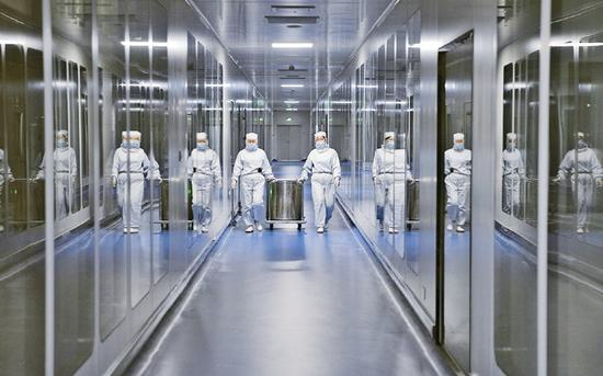 中国（黑龙江）自由贸易试验区哈尔滨片区重点发展新一代信息技术、新材料、高端装备、生物医药等战略性新兴产业，有序推进科技、金融、文化旅游等现代服务业和寒地冰雪经济，建设对俄罗斯及东北亚全面合作的承载高地和联通国内、辐射欧亚的国家物流枢纽，打造东北全面振兴全方位振兴的增长极和示范区。图为2020年11月13日，哈尔滨派斯菲科生物制药股份有限公司生产车间内，工作人员在进行生产作业。 新华社发 张涛/摄