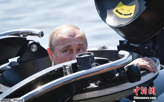 　资料图：普京搭乘自主潜水器，下水查看二战时期被炸沉的苏联潜艇。