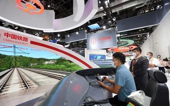 ▲2022年9月1日，国家会议中心一期展馆，观众体验驾驶“复兴号”动车组。新京报记者 王飞 摄