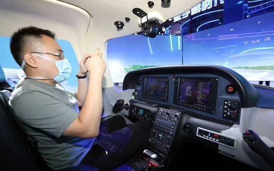 ▲2022年9月1日，国家会议中心二期展馆，观众在模拟驾驶舱内体验飞行驾驶感。新京报记者 王飞 摄