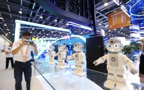 ▲2022年9月1日，国家会议中心二期展馆，青岛展区展出的“悟空”机器人正在表演舞蹈。新京报记者 王飞 摄