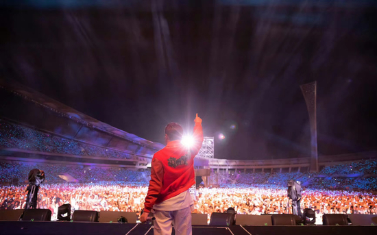 黄牛、经纪公司、票务平台的“一出好戏”。