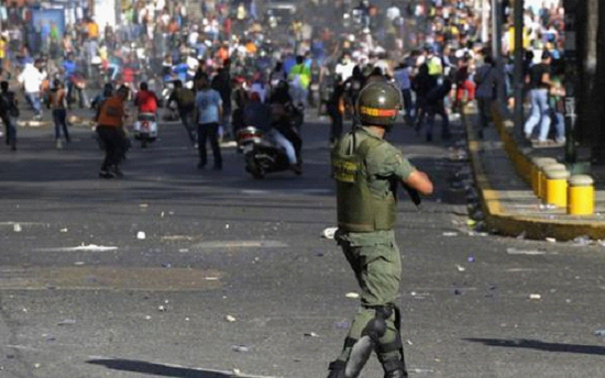 民众哄抢食物 政府许可开枪