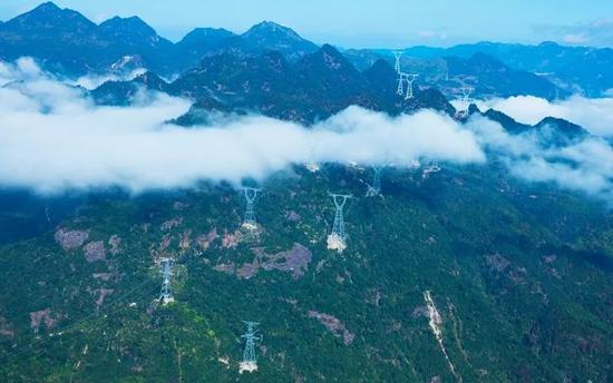 ▲跨越崇山峻岭的特高压线路