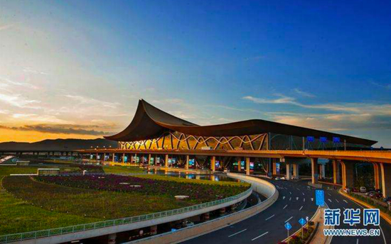  图为昆明长水机场一景（2013年8月17日摄） 新华社记者 胡超 摄
