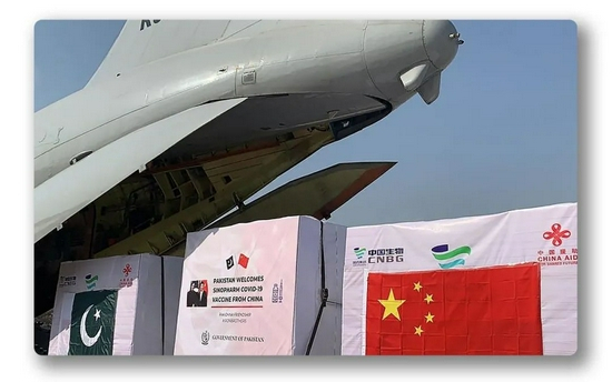 ▲中国首批对外援助新冠疫苗在巴基斯坦的努尔汗空军基地正式移交