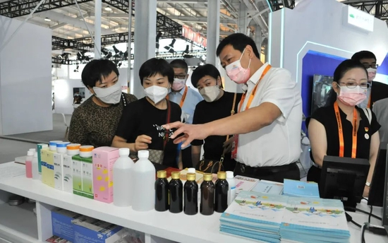 ▲北京儿童医院院长倪鑫为与会者介绍参展的儿童新药。图/北京儿童医院 杨建军 摄