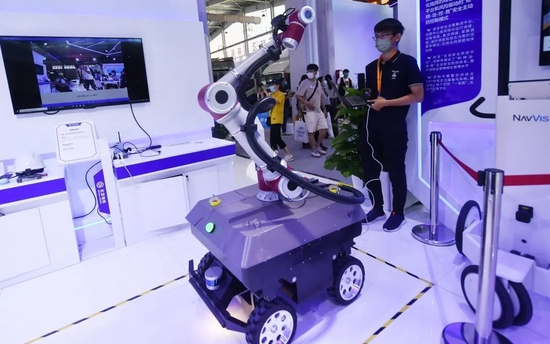 ▲在北京地铁展台亮相的智能巡检机器人。新京报记者 王贵彬 摄