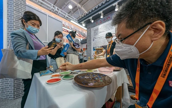 ▲北京珐琅厂将点蓝技艺带到现场。东城区供图