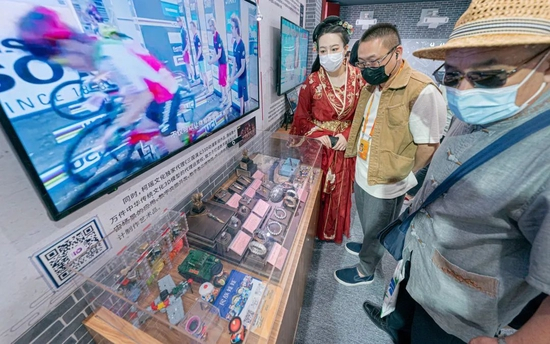 ▲观众近距离体验非遗之美。东城区供图